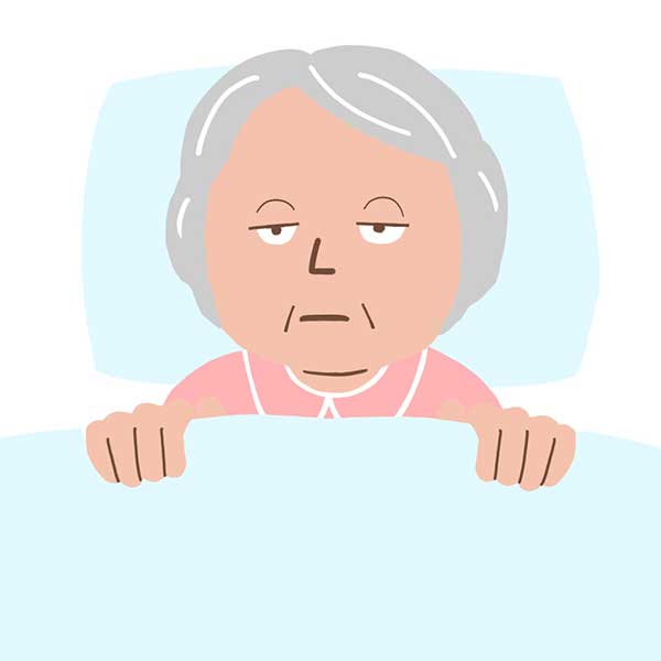 睡眠時間が減少して眠そうな高齢女性のイラスト