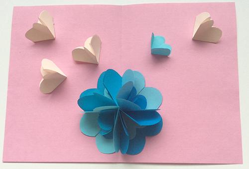 「青い花のポップアップカード」の完成写真