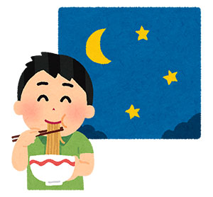 夜食を食べる男性