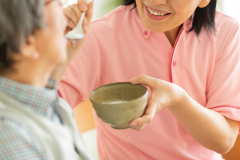 介護のために覚えておきたい！食事を食べさせるときはどうすればいいの？