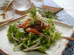 お刺身と香り野菜のサラダ