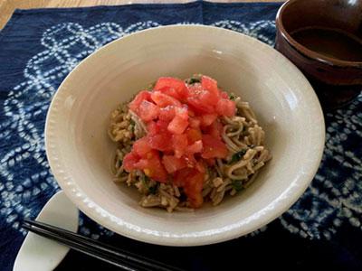 鶏そぼろと三つ葉の冷やしそばの写真
