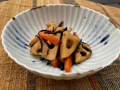 れんこんとひじきの煮物の写真