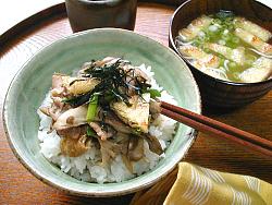 まいたけと豚肉のピリ辛丼　しらすと油揚げの即席みそ汁