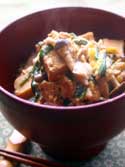 厚揚げとにらの納豆卵とじ丼