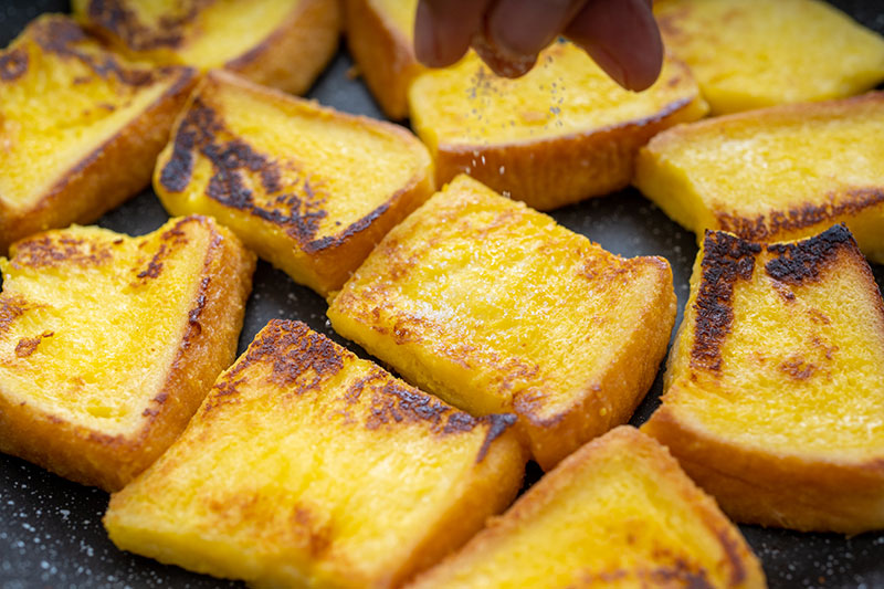 フライパンでパンを焼く