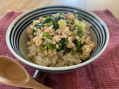 鶏と青菜のそぼろ丼の写真