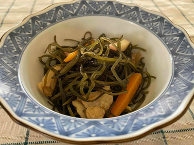 切り昆布の煮物の写真